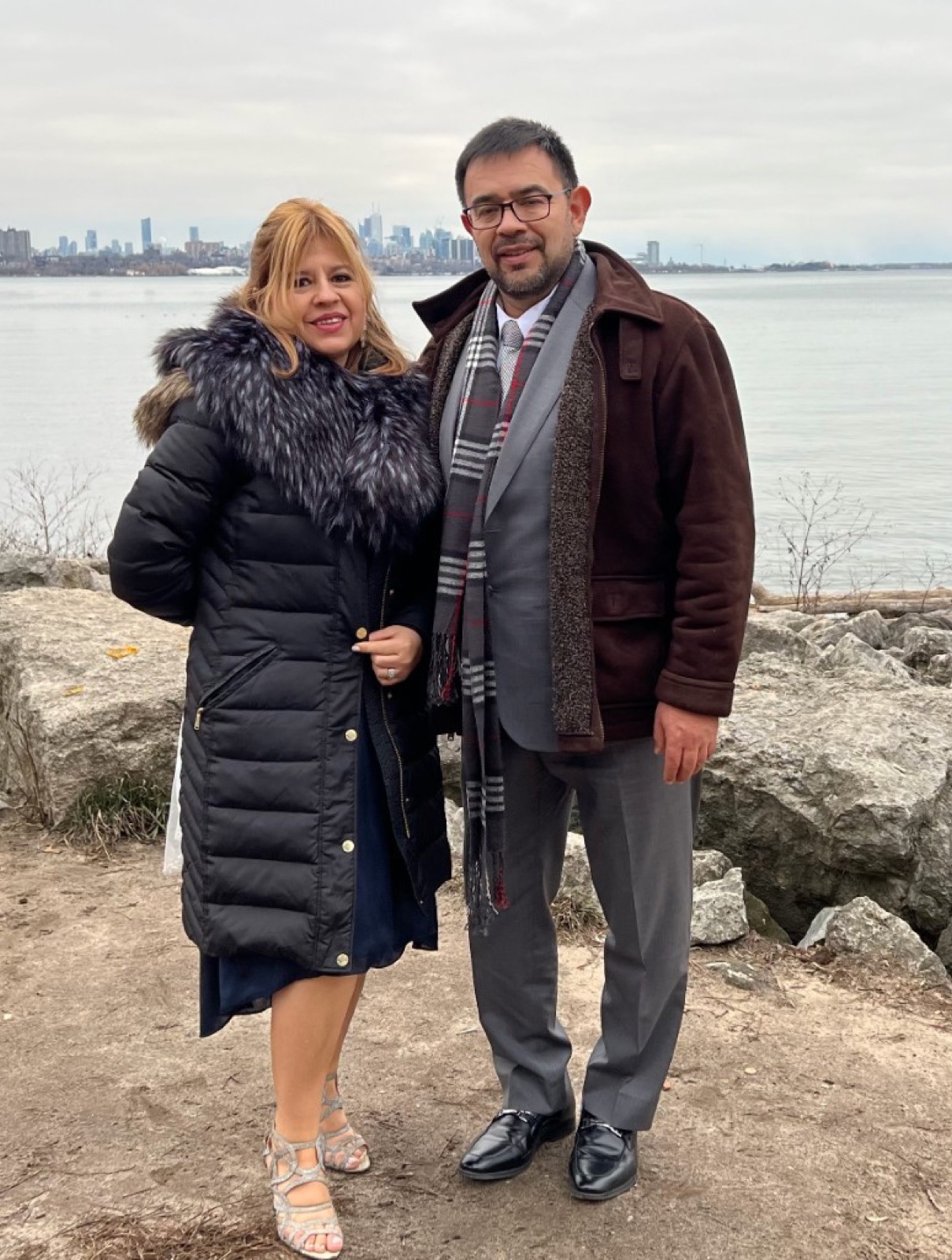 Pastores Hernando y Marta Ortegón junto al agua
